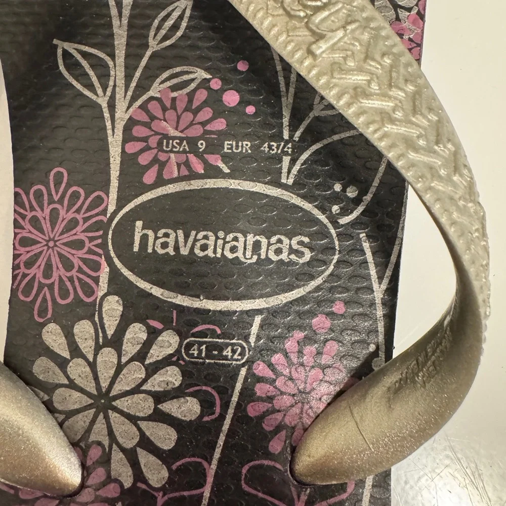 Havaianas Women's Black and Pink Floral Flip Flops - Picture 2 of 3